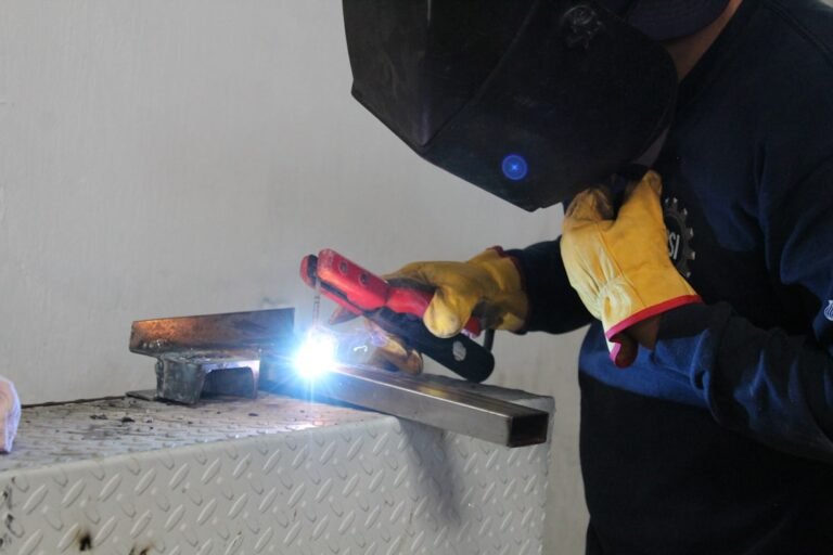 Uma Pessoa Usando Uma Maquina _dMNXTsW32I