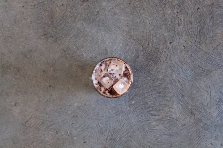 Ornamento Redondo Prateado Na Superficie Cinzenta PvEyYVtYOSY