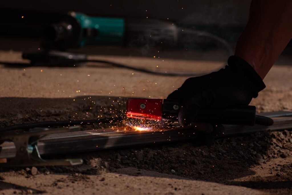 Uma Pessoa Esta Trabalhando Em Um Pedaco De Metal UwiW5TNJ4c