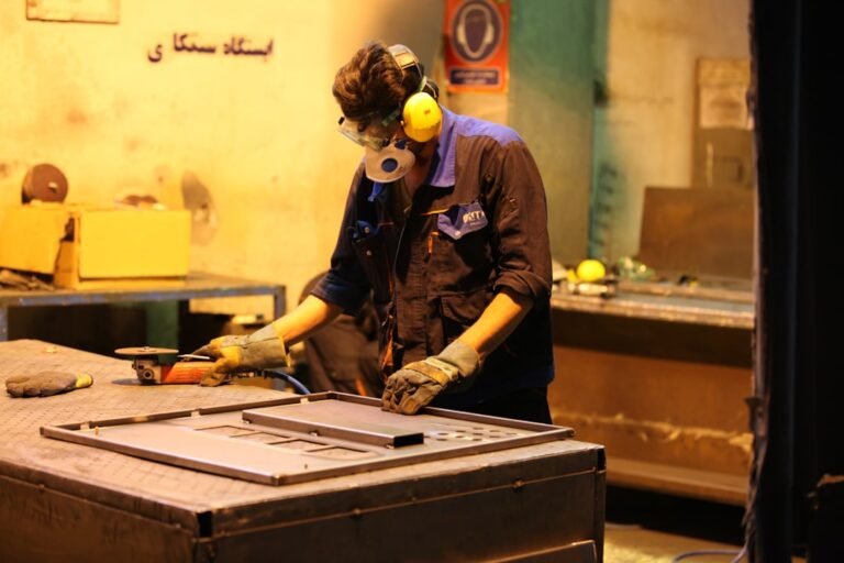 Homem Em Uniforme De Camuflagem Marrom E Preto Usando Mascara Branca PNZ1vocxz7s