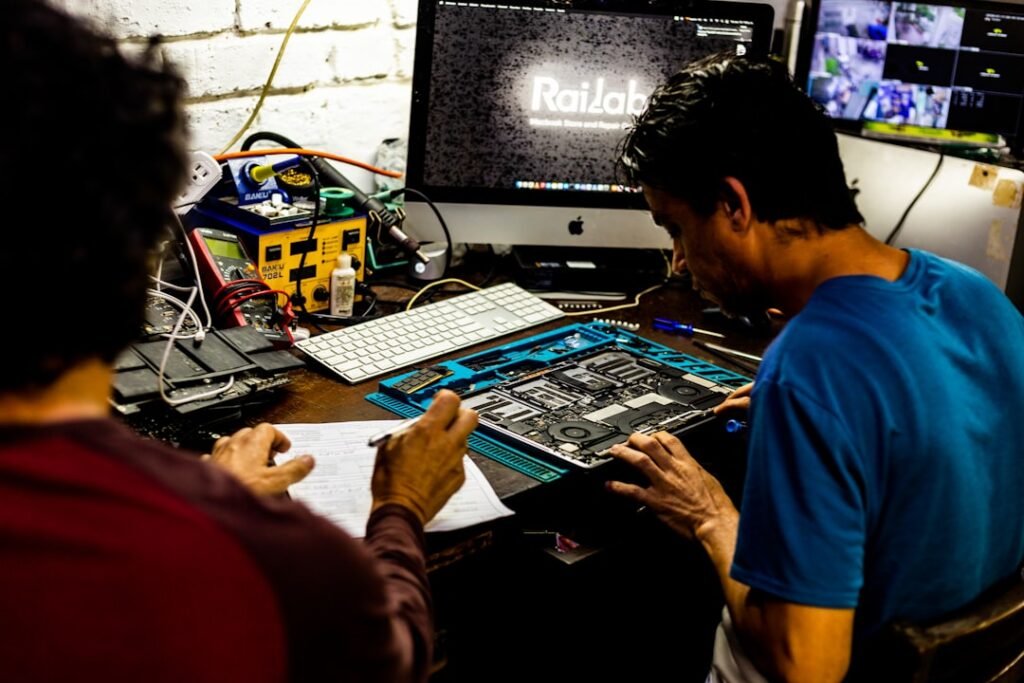 Dois Homens Trabalhando Em Uma Placa Mae De Computador nApaD08bFAE