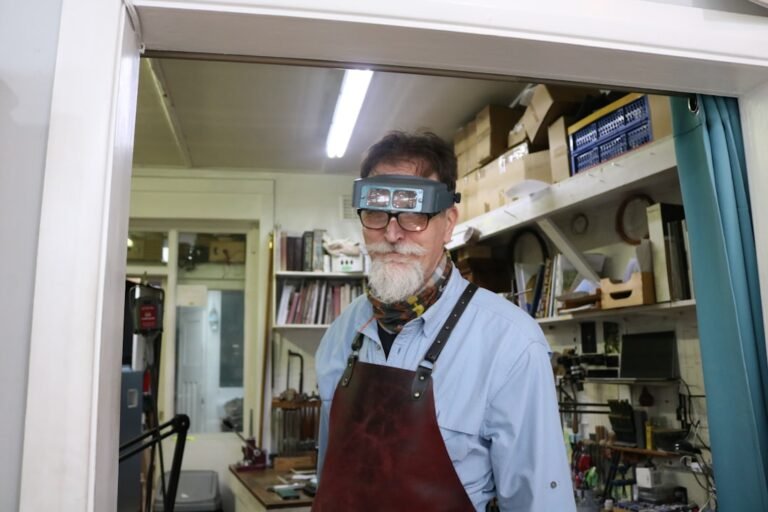 Homem Usando Lupas E Avental Na Oficina aCIVzfV05pM