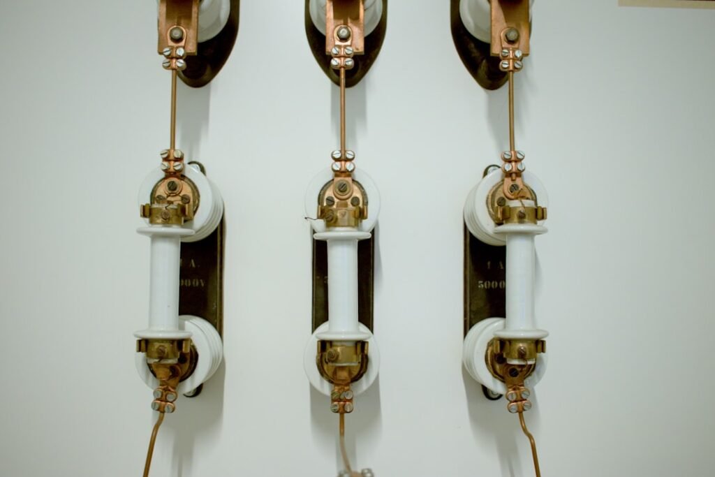 Um Par De Telefones Brancos Sentados Em Cima De Uma Parede iyI1K630mgs