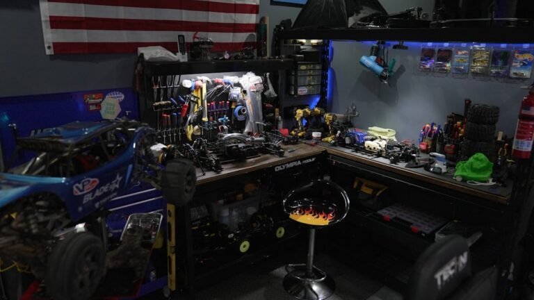 Uma Sala Cheia De Muitos Tipos Diferentes De Brinquedos ilqYjaWUEq4