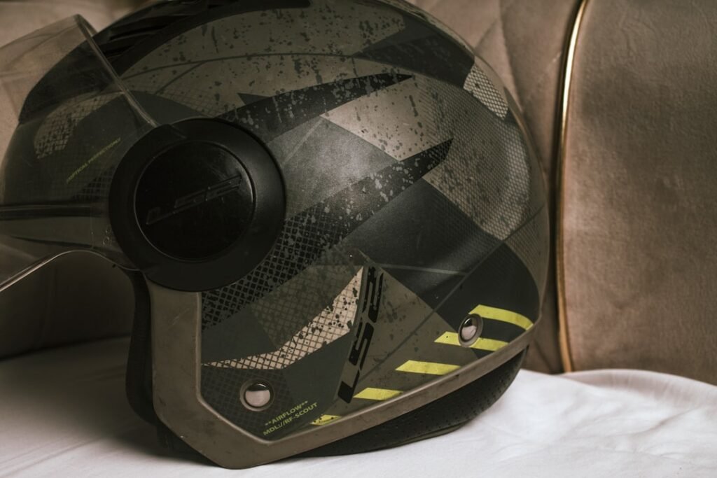 Um Capacete De Motocicleta Sentado Em Cima De Um Sofa cPrLy2xYyeg