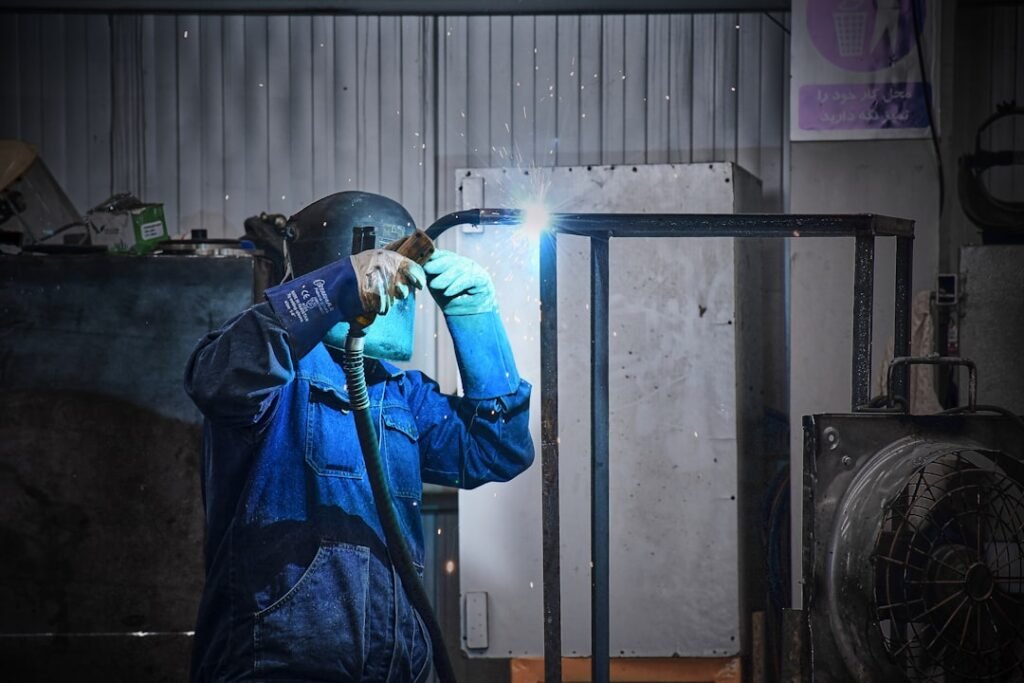 Um Homem Em Uma Jaqueta Azul Segurando Uma Lanterna oXNBEKNK5AM
