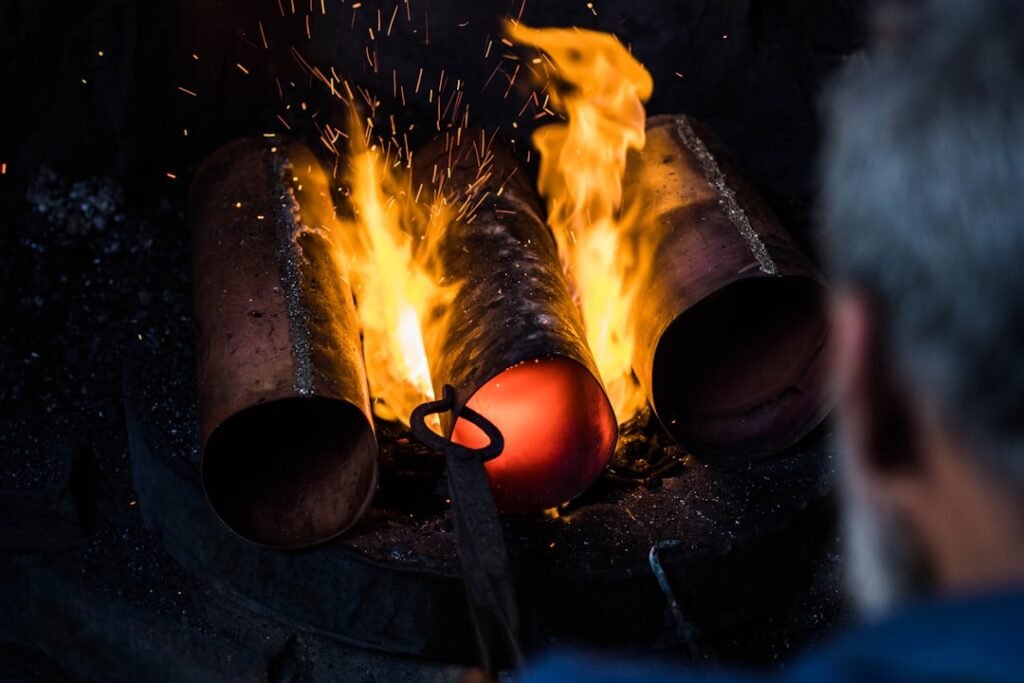 Um Homem Esta Trabalhando Em Um Pedaco De Metal 5fiowPOBWTE