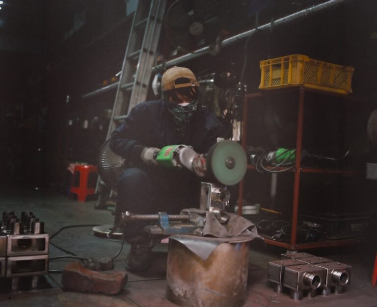 Um Homem Trabalhando Em Uma Maquina Em Uma Fabrica jXdXDVLpKgw