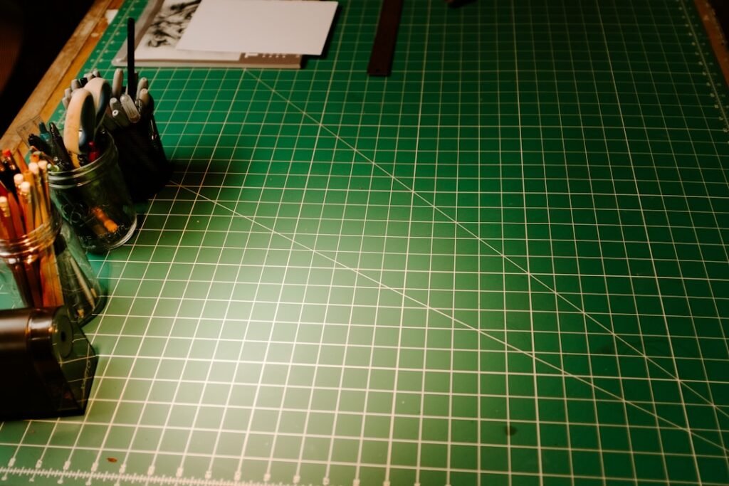 Um Tapete De Corte Verde Com Uma Faca E Uma Tesoura X1_817kEr48