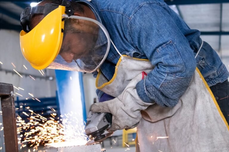 Pessoa Em Jeans Azuis E Luvas Brancas E Cinzas Segurando Balde De Plastico Amarelo o0VQhMG4ANE