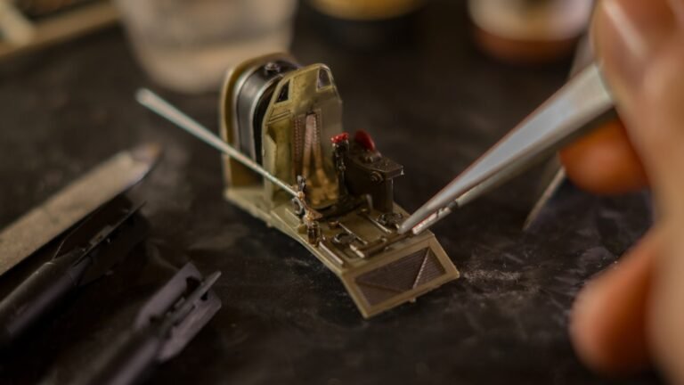 Uma Pessoa Esta Trabalhando Em Um Relogio Em Miniatura IziVpVVKzzk