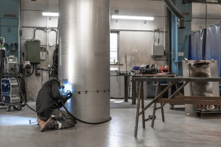 Uma Pessoa Que Trabalha Em Uma Fabrica AXkPL33mEqA