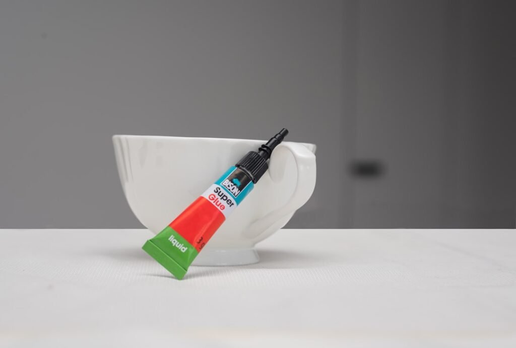 Uma Escova De Dentes Em Um Copo Em Uma Mesa LgWSPwPSZKo
