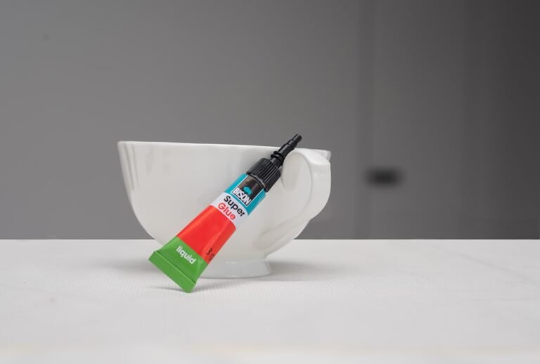 Uma Escova De Dentes Em Um Copo Em Uma Mesa LgWSPwPSZKo
