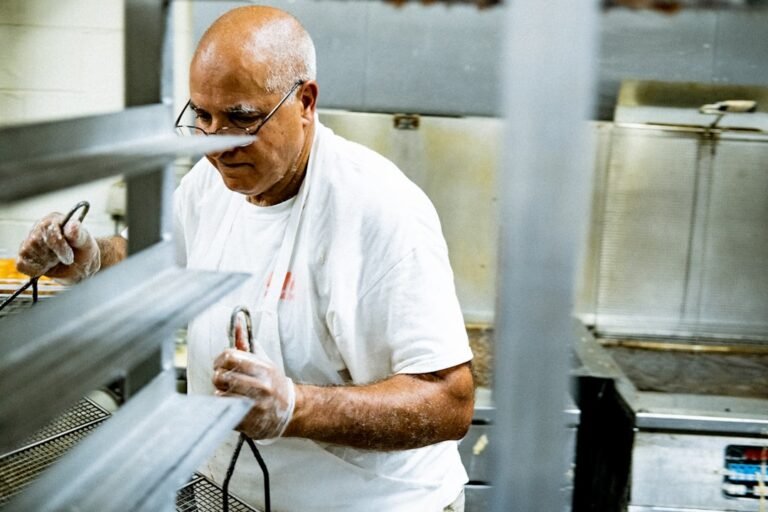 Homem Na Camiseta Branca Do Pescoco Da Tripulacao Segurando O Smartphone AE7iCLs3xaw
