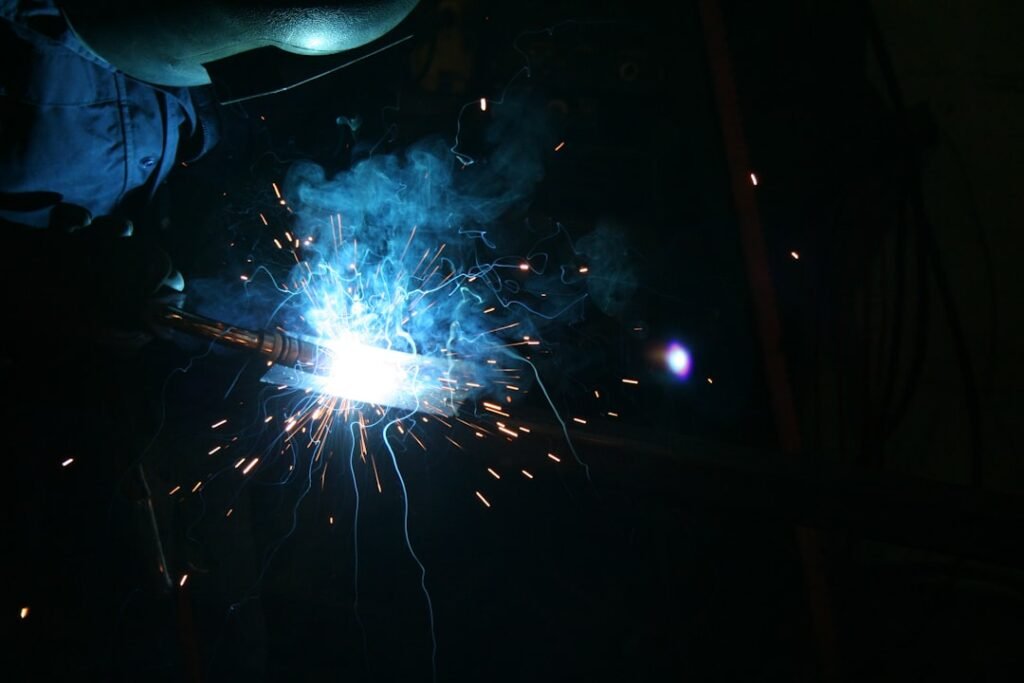 Exibicao De Fogos De Artificio Brancos E Azuis Durante a Noite y1YC3itCSWQ