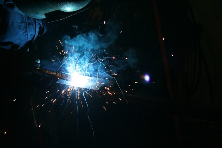 Exibicao De Fogos De Artificio Brancos E Azuis Durante a Noite y1YC3itCSWQ
