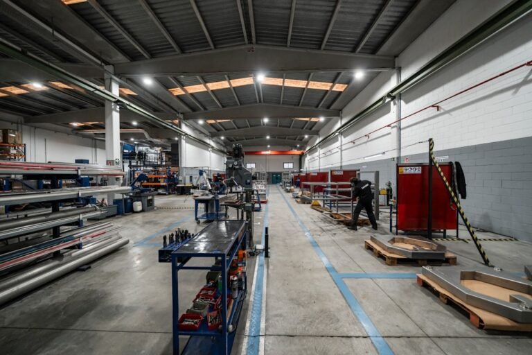 Dentro De Uma Grande Fabrica Equipamentos E Trabalhadores Estao Presentes K7MOLaw4iV0