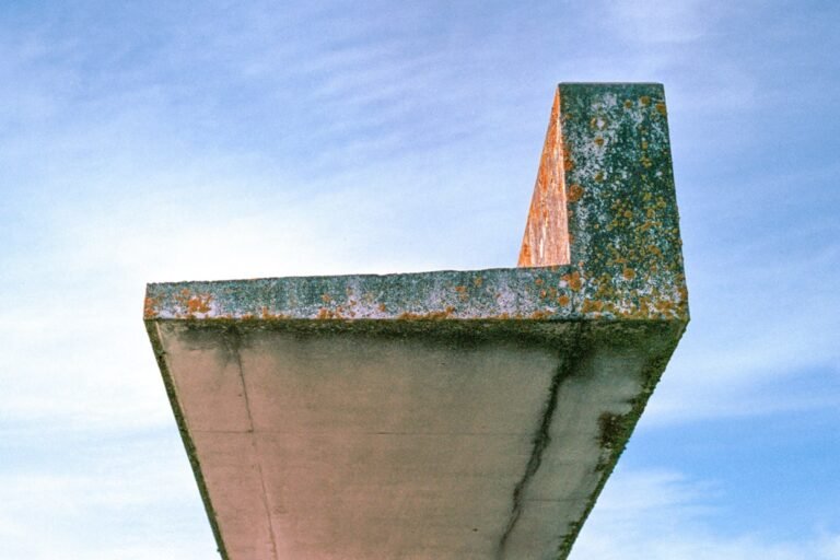 Estrutura De Concreto Contra Um Ceu Azul 1i5Ffh1QM6s