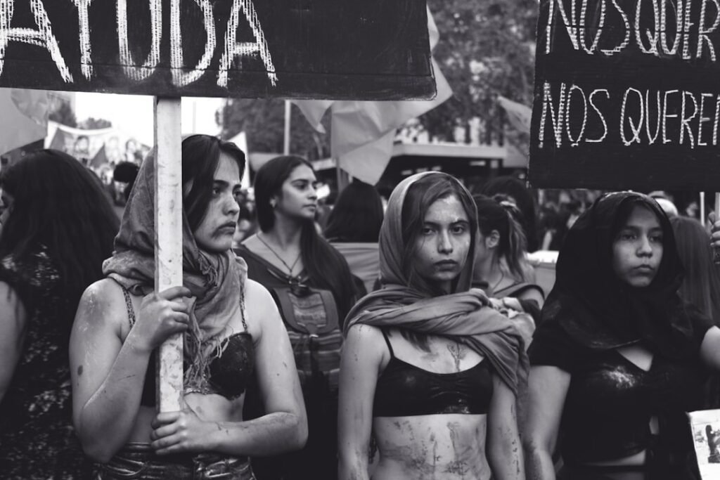 Fotografia Em Tons De Cinza De Mulheres Marchando 356fus13hko