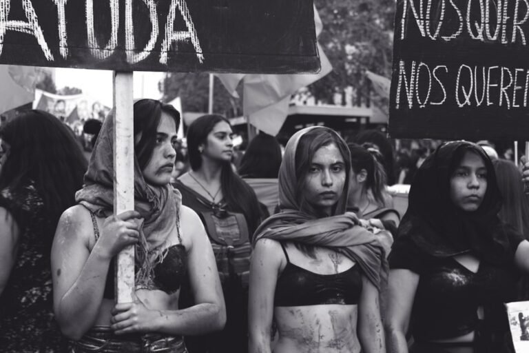 Fotografia Em Tons De Cinza De Mulheres Marchando 356fus13hko