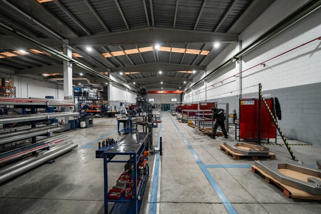 Dentro De Uma Grande Fabrica Equipamentos E Trabalhadores Estao Presentes K7MOLaw4iV0