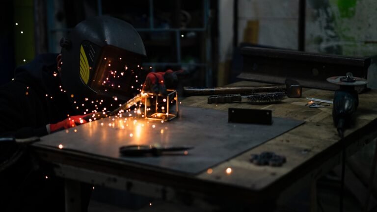 Um Homem Em Uma Mascara De Solda Trabalhando Em Um Pedaco De Metal YHiSOZ4bqUc