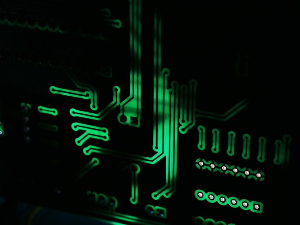 Um Close up De Uma Placa Mae De Computador No Escuro M0yAcynJr6M