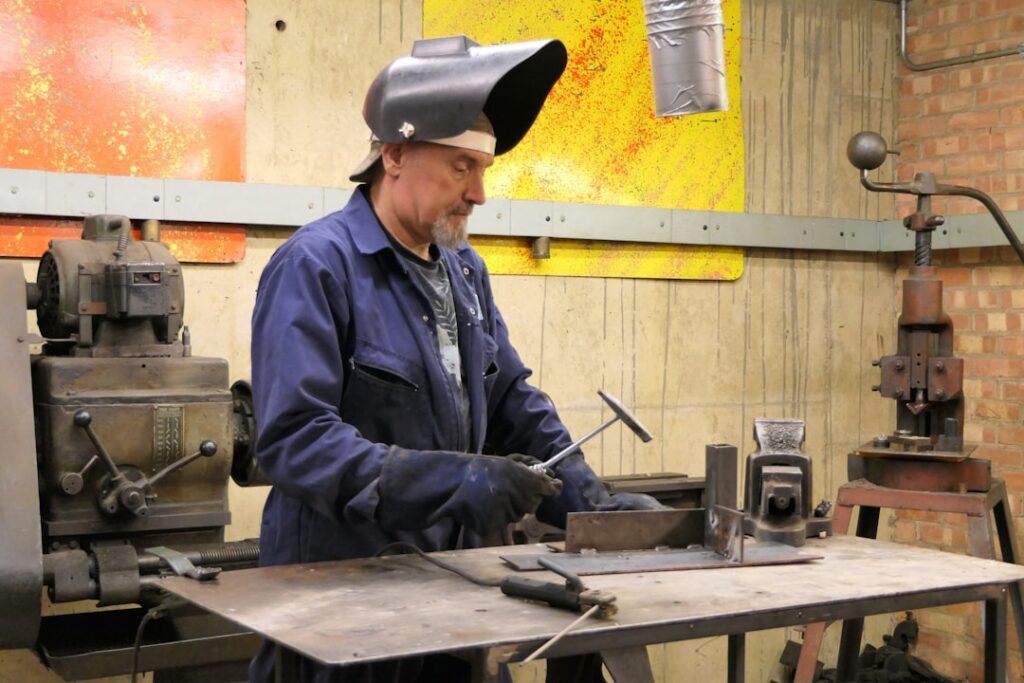 Um Homem Que Trabalha Em Uma Maquina Em Uma Fabrica 0 8N8xSzlVo