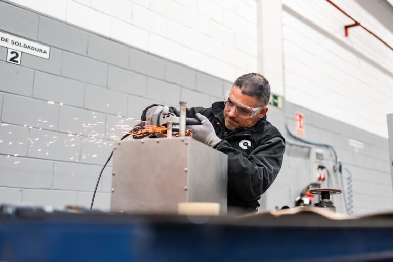 Um Trabalhador Usa Um Moedor Criando Faiscas 9IEGO2zcM2s